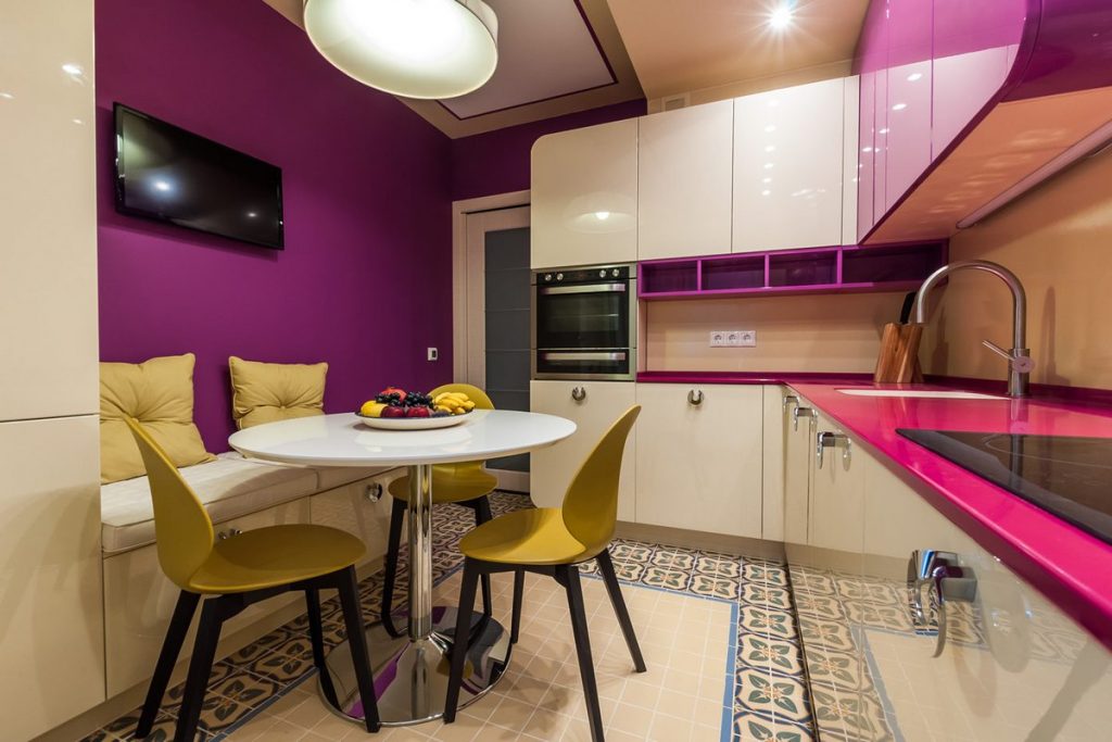 Panellakás 8.5m2-es konyhájának felújítása színes elemekkel és étkezősarokkal