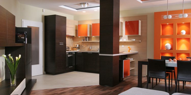 Színes lakberendezés - Meleg narancssárga és fa dekoráció egy 50nm-es modern lakásban