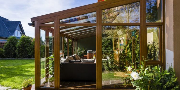 Elegáns kapcsolat a kert és a szoba között - nagyméretű üvegajtók
