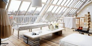 Romantikus lakberendezés - gyönyörű fehér loft hatalmas ablakokkal