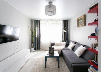 Fiatal lány szépen felújított, egyszerűen berendezett 45nm-es panellakása