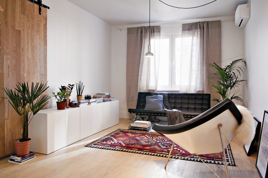 50m2-es panellakás: kétszobás otthon rendkívül szellős, szimpla berendezése - szép tölgy padló és tolóajtó