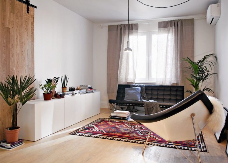 50m2-es panellakás: kétszobás otthon rendkívül szellős, szimpla berendezése - szép tölgy padló és tolóajtó