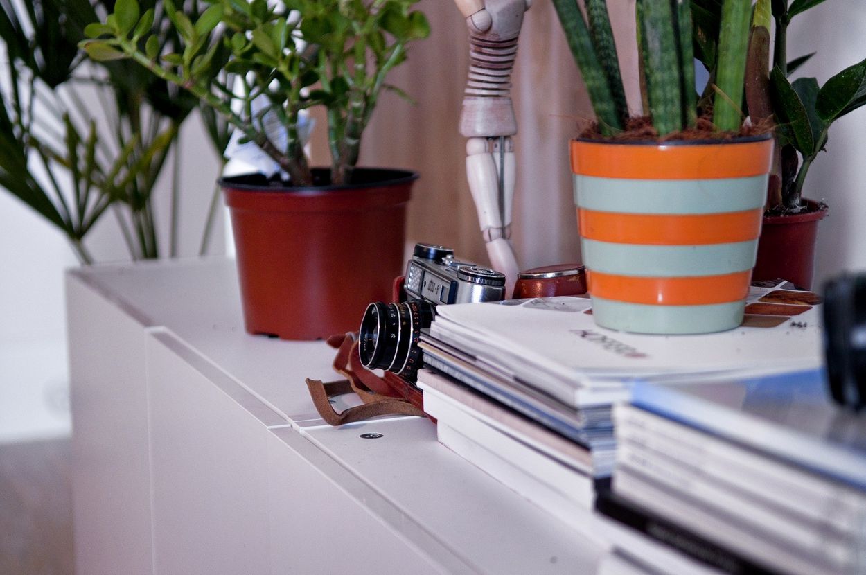 50m2-es panellakás: kétszobás otthon rendkívül szellős, szimpla berendezése - szép tölgy padló és tolóajtó