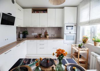 Háromszobás felújított panellakás funkcionális, visszafogott berendezése gyerekszobával - 78m2