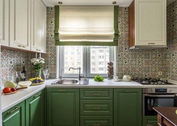 Új konyha és fürdőszoba idős hölgy lakótelepi lakásában - mosogató ablak előtt, zuhanyfülke, természetes, nyugodt színek