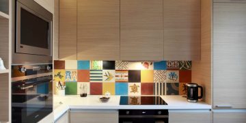 Panellakás konyhájának megújulása - szimpla, emberközpontú, modern tervezés kis alapterületen