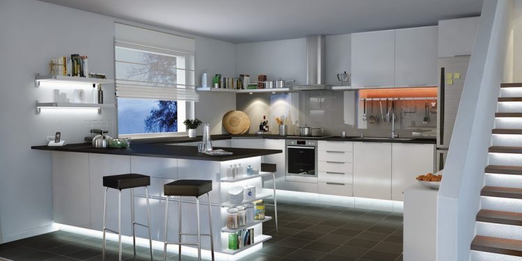 A konyhaszekrény alatt futó LED-szalag a főzés minden fázisában segítséget nyújt.