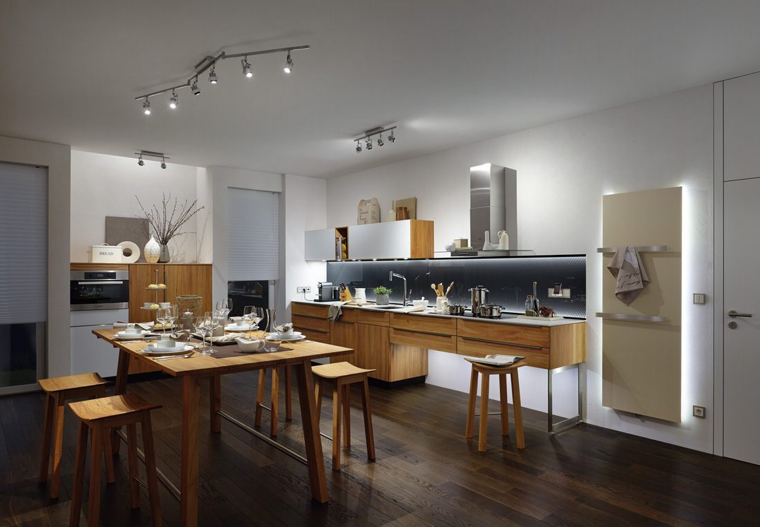 A konyhaszekrény alatt futó LED-szalag a főzés minden fázisában segítséget nyújt.