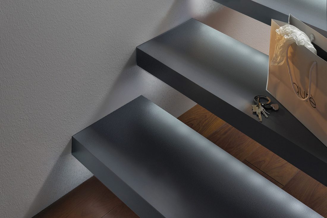 praktikus a talaj és a fal találkozásánál, lépcsőn, padlón a LED-szalag praktikus a talaj és a fal találkozásánál, lépcsőn, padlón a LED-szalag