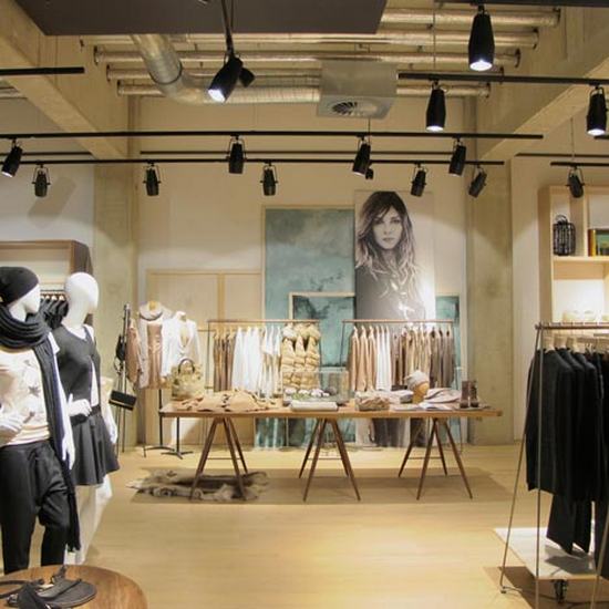 A világítástechnika szerepe az üzletekben - Esprit-Lighthouse-store-Reich-und-Wamser A világítástechnika szerepe az üzletekben - Esprit-Lighthouse-store-Reich-und-Wamser